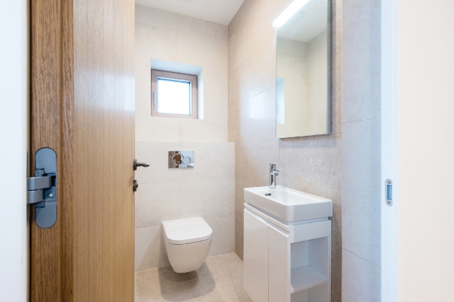 🛁 Banheiro Pequeno? Veja Como Decorar e Fazer Parecer Maior com Truques Simples