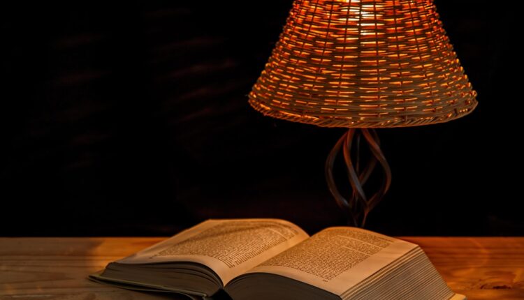 A iluminação que muda completamente o clima do seu quarto